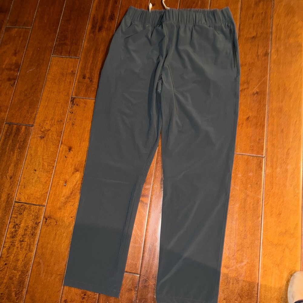 Brand new ALO Yoga Men's Charcoal Joggers